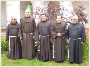 De izquierda a derecha: Fr. Manuel Aguirre, Fr. Lorenzo Vadkerti, Fr. Aurelio Pesoa (actual obispo Auxiliar de la Arquidiócesis de La Paz), Fr. Elvio Frías y Fr. René Vargas